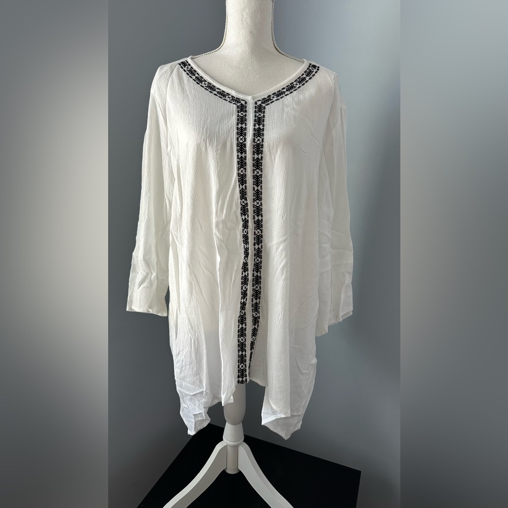 **NWT** CHICO’s WOMENS SIZE 3 SHARKBITE WHITE w/ CONTRAST EMBROIDERY 3/4 Sleeve